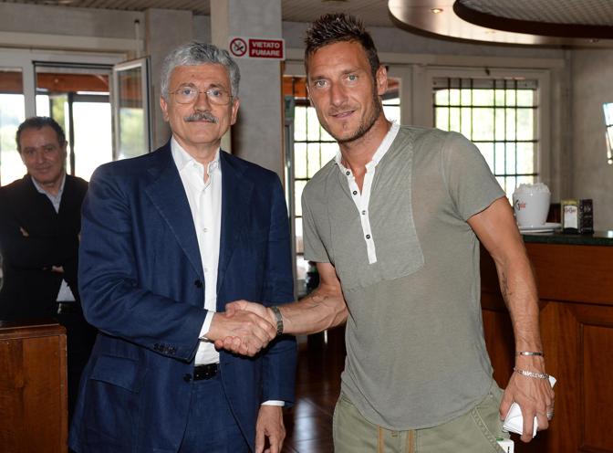 Al raduno anche Massimo D'Alema che qui stringe la mano a Totti. Ansa